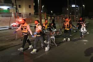 Miembros del equipo de Rescate y Recuperación de Zaka evacuan un cuerpo después de un tiroteo cerca de una sinagoga en Jerusalén, el viernes 27 de enero de 2023. (AP Photo/Mahmoud Illean)