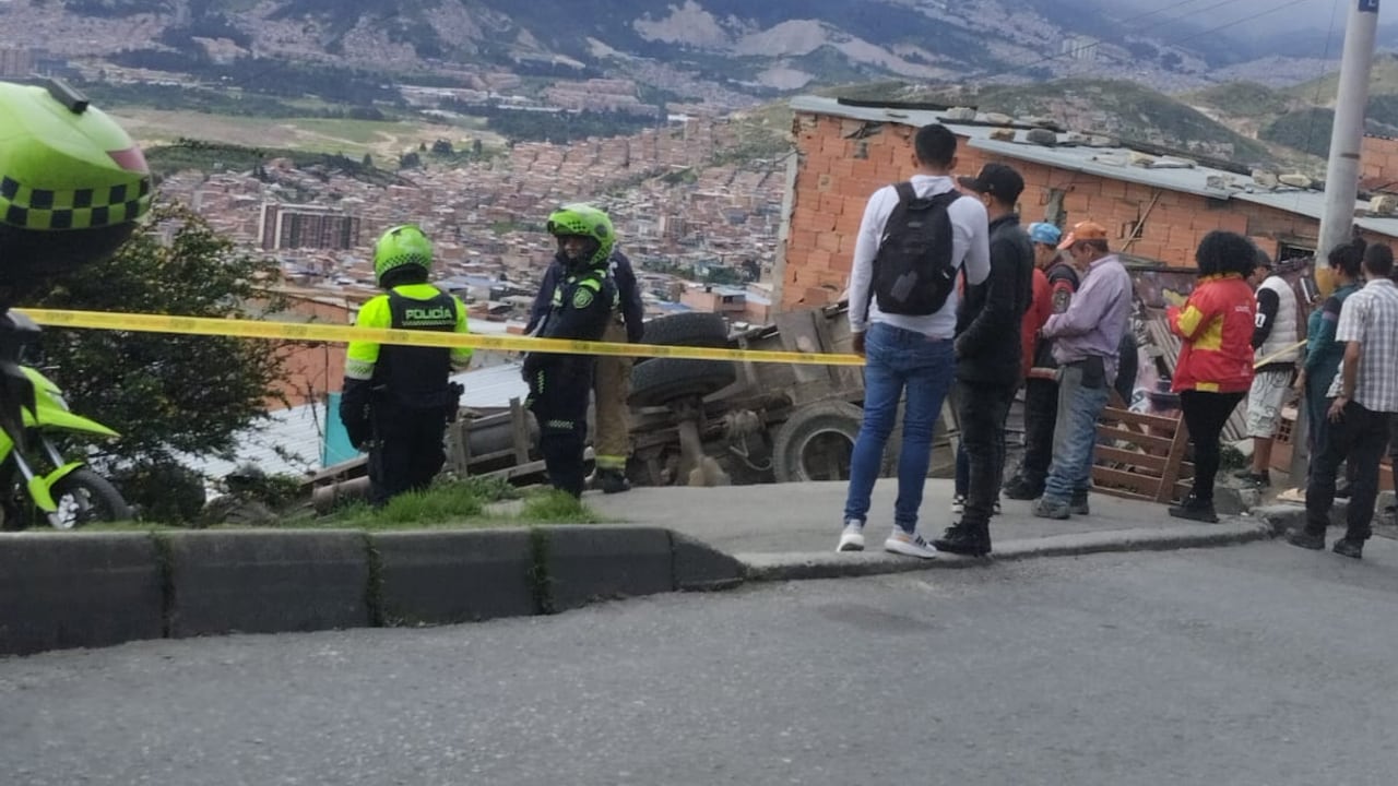 Un camión se volvió en Ciudad Bolívar y terminó contra una casa.