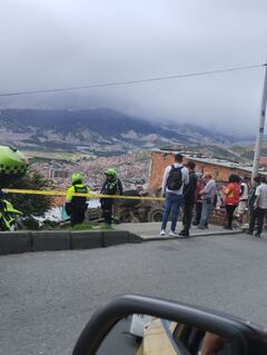 Un camión se volvió en Ciudad Bolívar y terminó contra una casa.