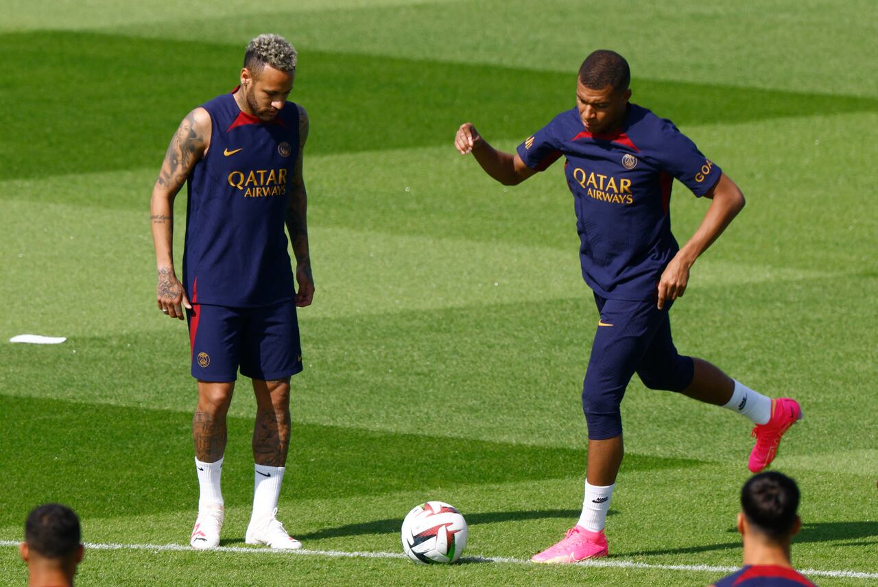 Soccer Football - Paris St Germain Training - Paris-Saint-Germain Training Centre, Poissy, France - July 20, 2023 Paris St Germain's Neymar and Kylian Mbappe during training REUTERS/Gonzalo Fuentes