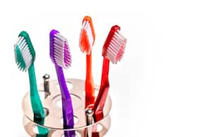 Cepillarse mezclando productos naturales puede ayudar a reducir las manchas en los dientes.