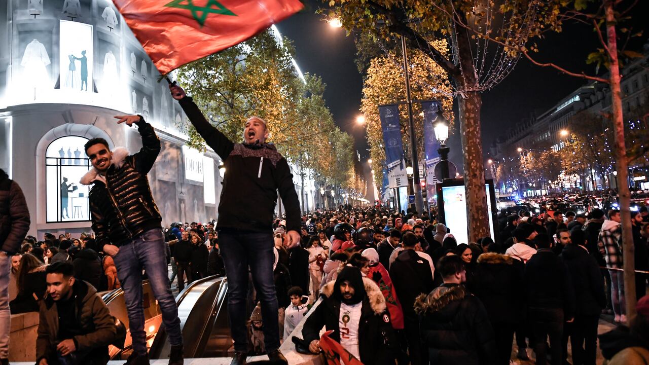 Hinchas de Marruecos se tomaron las calles de París, en Francia. (Photo by STEPHANE DE SAKUTIN / AFP)