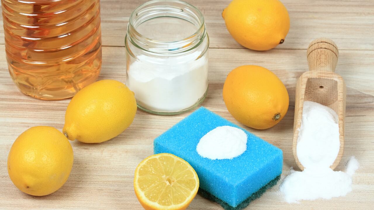 Las esponjas de cocina, a menudo un foco de bacterias, pueden mantenerse limpias y seguras gracias a un práctico truco casero con vinagre y sal.