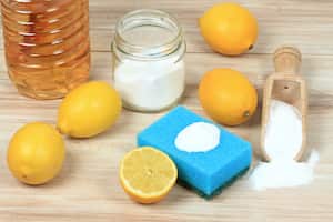 Un método sencillo y natural para desinfectar las esponjas de cocina implica el uso de vinagre y sal, proporcionando una alternativa eficaz a los productos químicos comerciales.