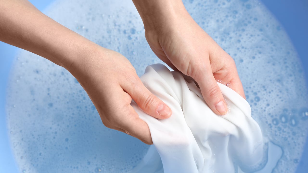 Lavar la ropa a mano.