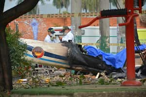 Accidente de avioneta de la FAC en Cali. Foto: Jorge Orozco/ El País