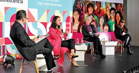 De izquierda a derecha: Carlos Enrique Rodríguez, subdirector general de Semana; Marcela Forero, directora Operación Sonrisa; Carolina Piñeros, directora  de Red PaPaz, y Michela Espinosa, representante de la FAO. 