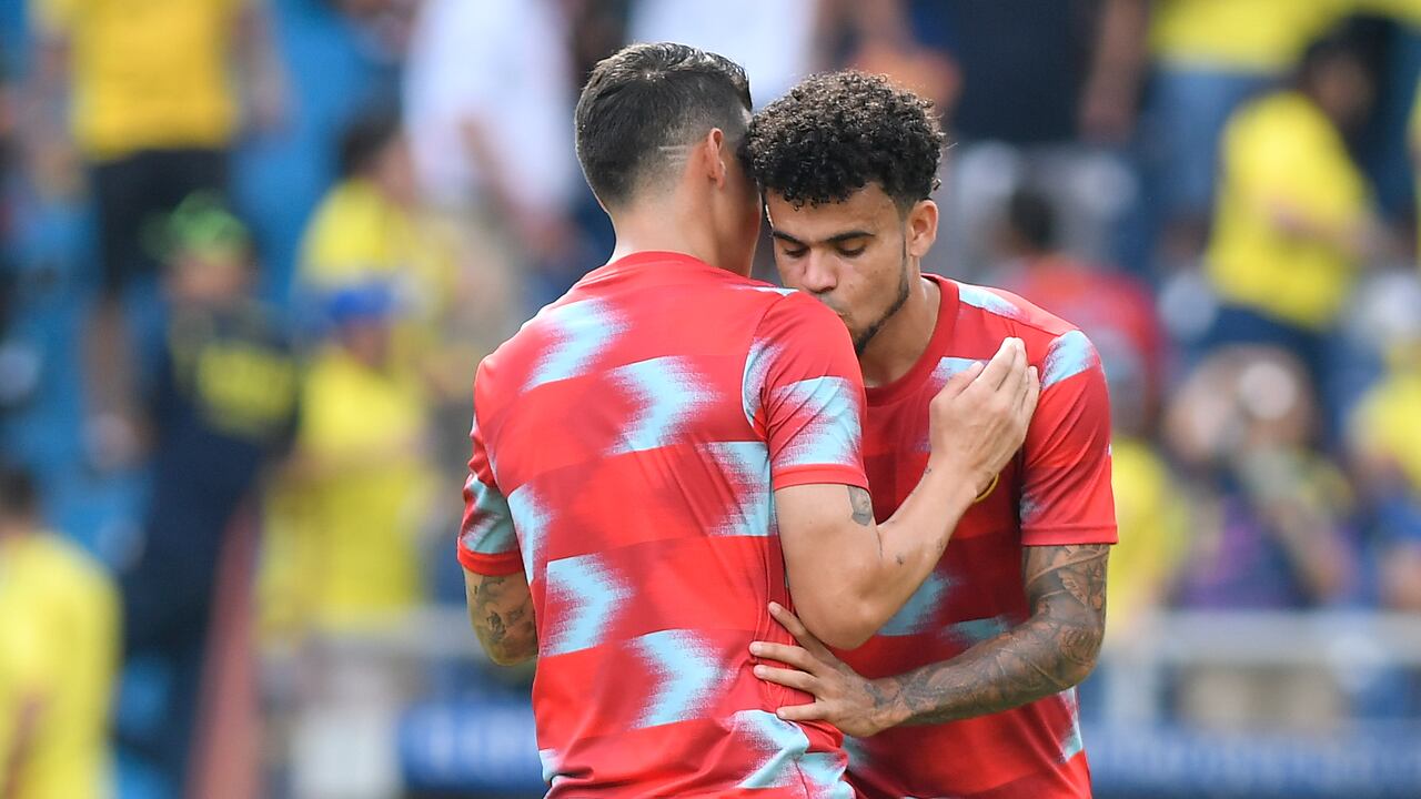 Abrazo entre James Rodríguez y Luis Díaz, futbolistas de la Selección Colombia.
