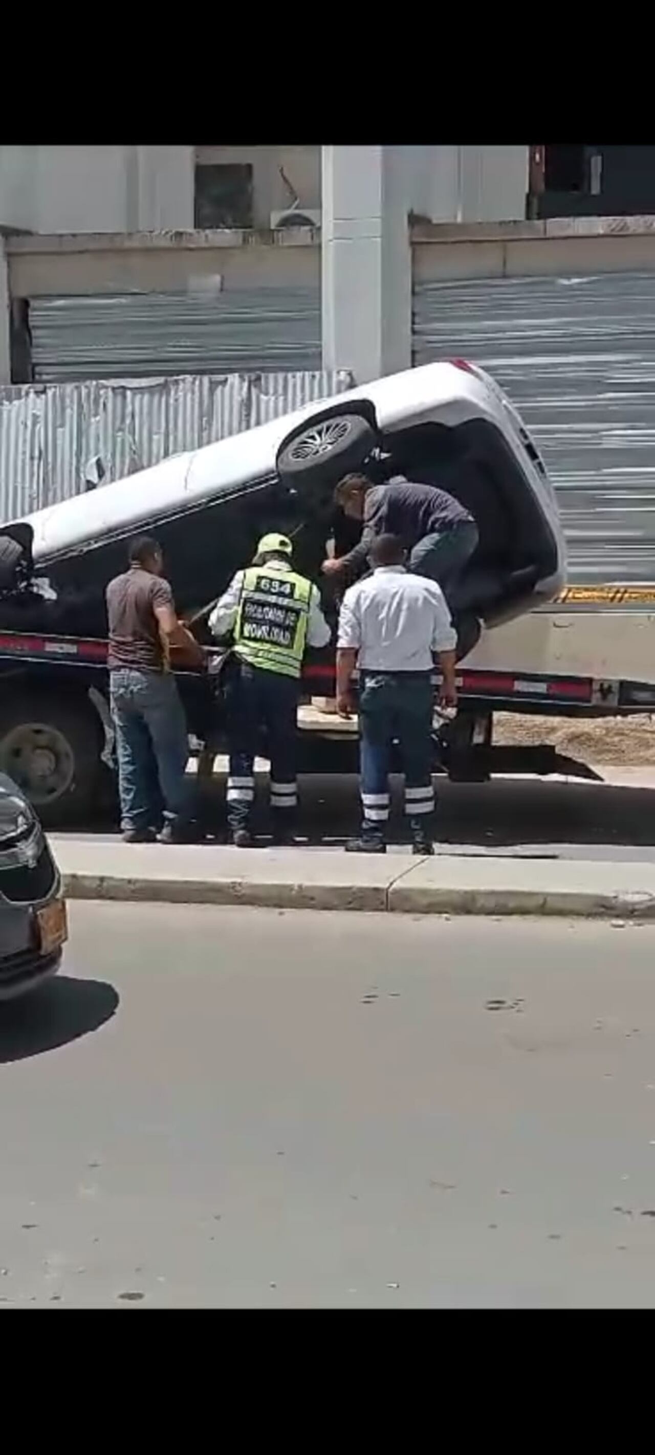 Carro volcado en Centro de Cartagena