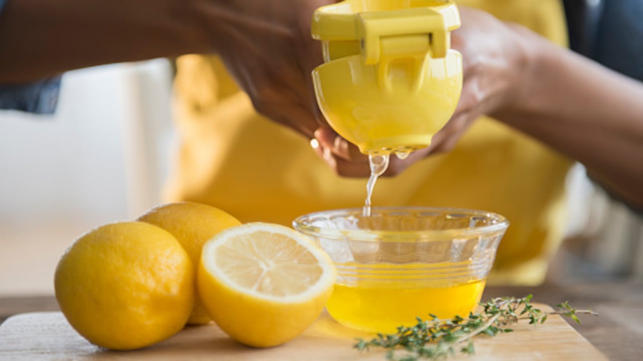 Una infusión a partir de las hojas de la planta y acompañarlas con zumo del limón puede traer múltiples beneficios.