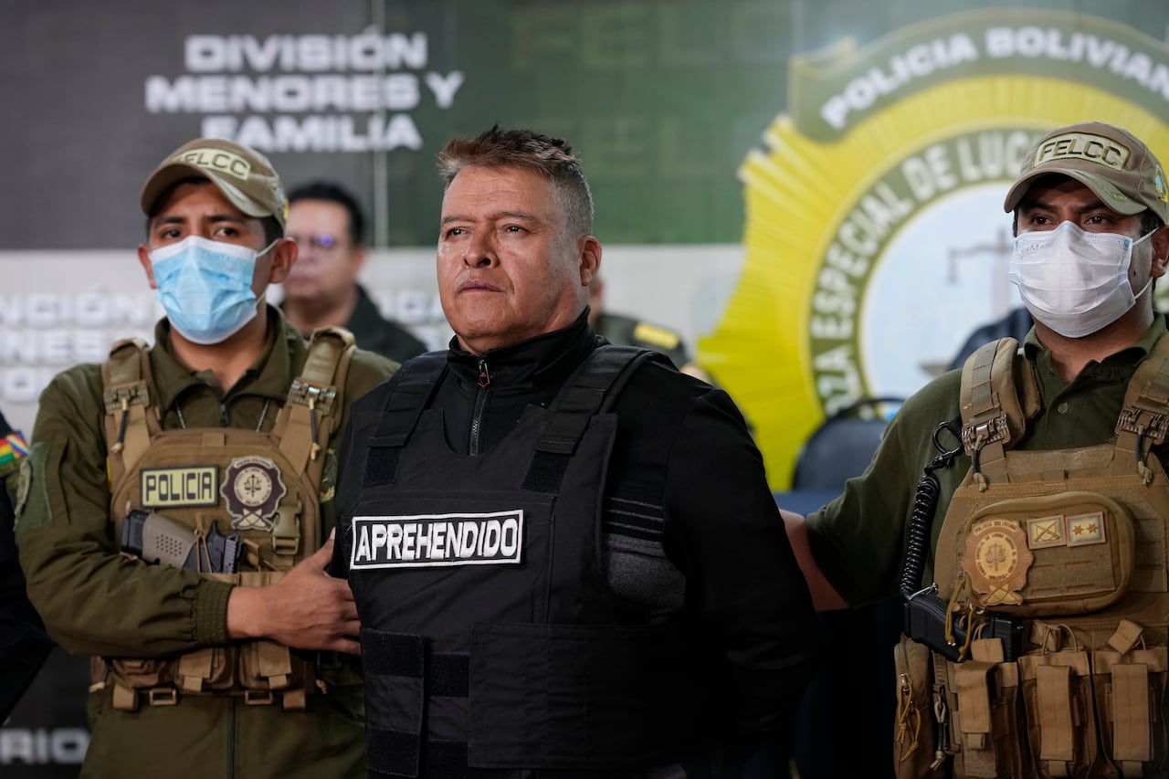 La policía boliviana detiene al detenido Juan José Zúñiga, ex comandante general del ejército, en La Paz, Bolivia, el miércoles 26 de junio de 2024. El miércoles 26 de junio de 2024 estalló en el país un aparente intento de golpe fallido y Zúñiga parecía estar liderando la rebelión.
