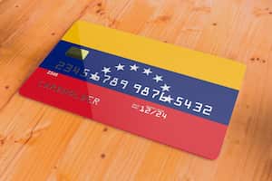 Tarjeta de crédito o débito bancaria de plástico con bandera del sistema bancario nacional de Venezuela