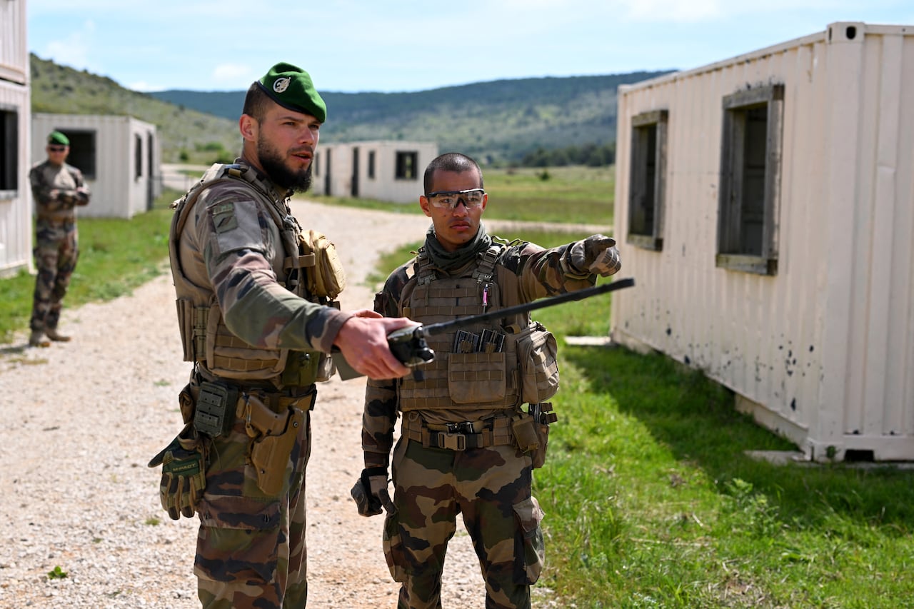 Soldados de la Legión Extranjera Francesa (Legion etrangere) participan en un ejercicio de entrenamiento en terrenos militares en Canjuers, sur de Francia, el 28 de mayo de 2024, antes de su despliegue en París para garantizar misiones de seguridad durante los Juegos Olímpicos de París 2024.