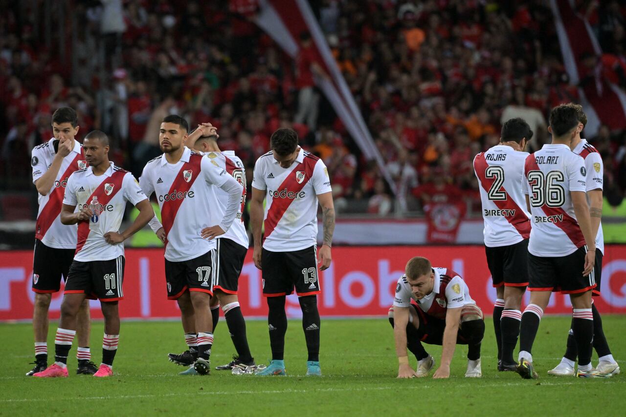 Players of River Plate react after losing 9-8 in the penalty shoot-out of the Copa Libertadores round of 16 second leg football match between Brazil's Internacional and Argentina's River Plate at the Beira-Rio stadium in Porto Alegre, Brazil, on August 8, 2023. (Photo by NELSON ALMEIDA / AFP)