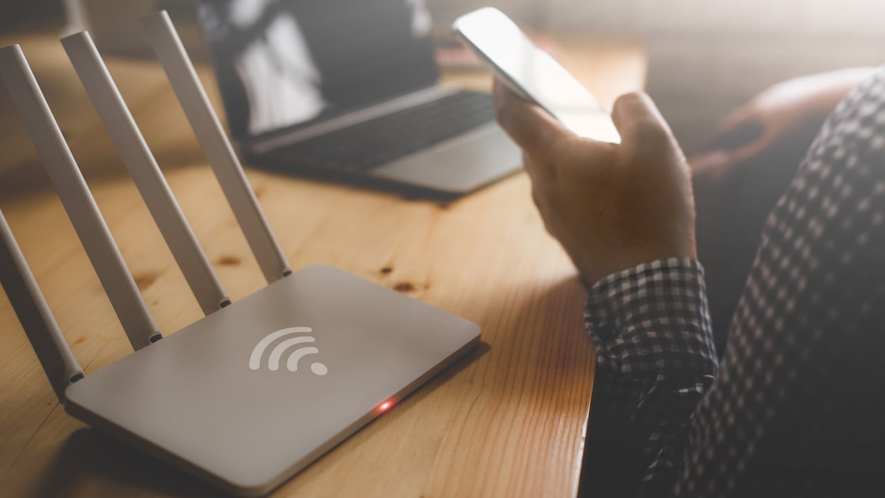 Descubra cómo puede dar nueva vida a su router Wi-Fi antiguo convirtiéndolo en un repetidor y disfrute de una mejor cobertura inalámbrica en su hogar.