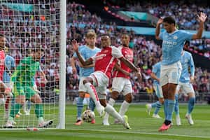 Gabriel, del Arsenal, en el centro, intenta anotar durante el último partido de fútbol de la Community Shield de la FA inglesa entre el Arsenal y el Manchester City en el estadio de Wembley en Londres, el domingo 6 de agosto de 2023. (Foto AP/Kirsty Wigglesworth)