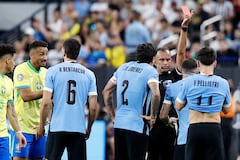 LAS VEGAS, NEVADA - JULY 06: Referee Dario Herrera shows a red card to Nahitan Nandez of Uruguay after VAR review during the CONMEBOL Copa America 2024 quarter-final match between Uruguay and Brazil at Allegiant Stadium on July 06, 2024 in Las Vegas, Nevada.   Kevork Djansezian/Getty Images/AFP (Photo by KEVORK DJANSEZIAN / GETTY IMAGES NORTH AMERICA / Getty Images via AFP)