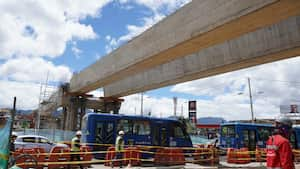 Construcción del puente de la Avenida 68 en la calle tercera.