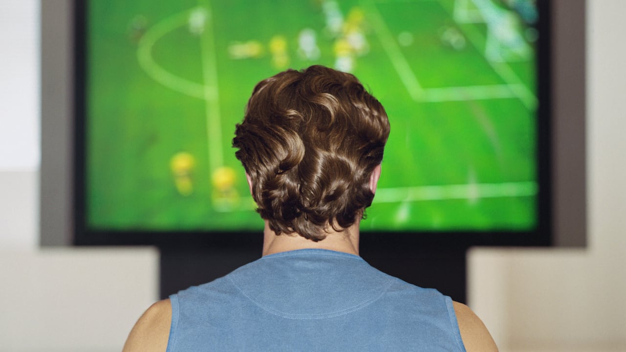 Ajustar la imagen del televisor puede ayudar a mejorar la experiencia al momento de ver un partido de fútbol.