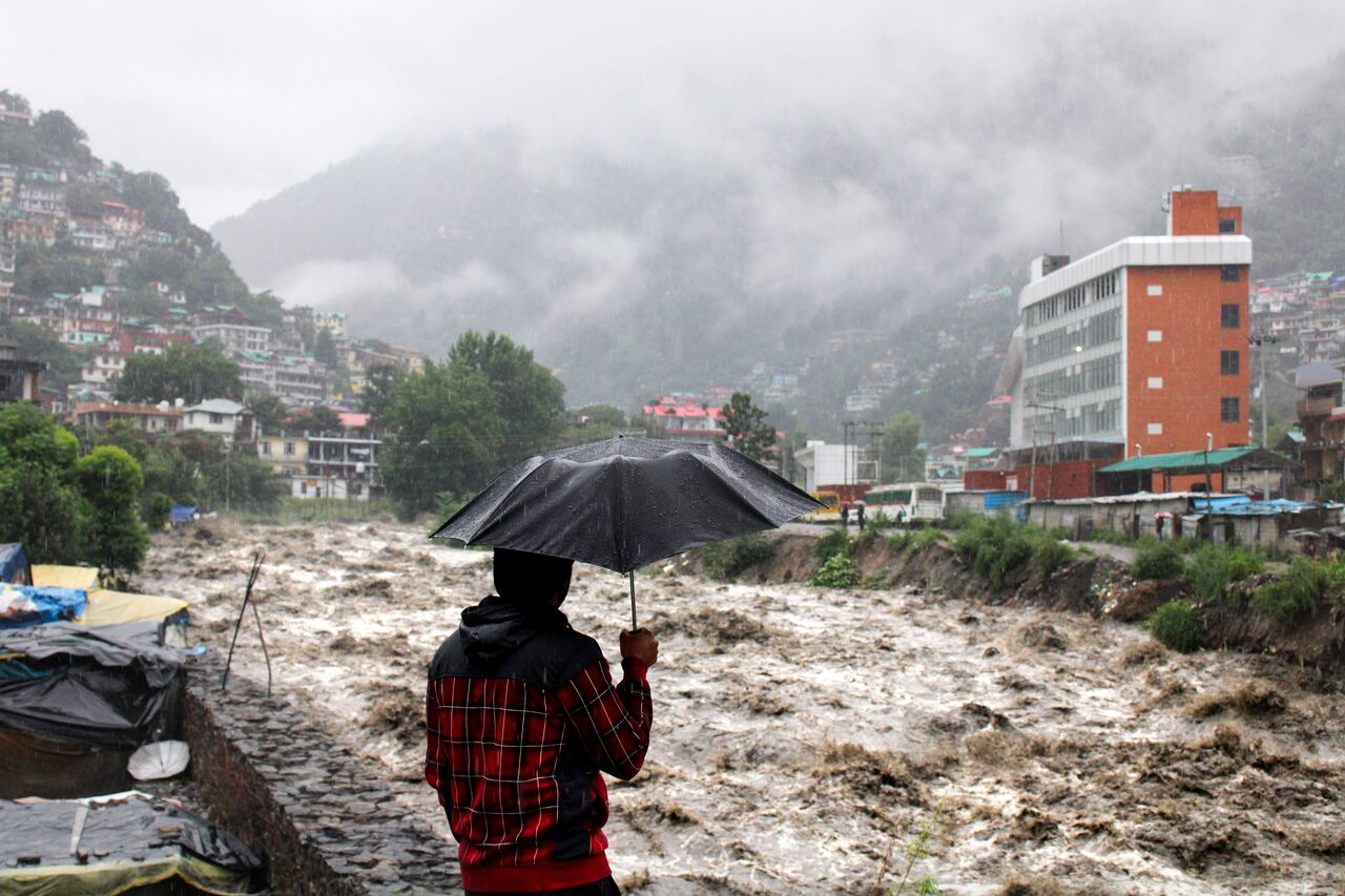 Un hombre observa la crecida del río Beas luego de fuertes lluvias en Kullu, Himachal Pradesh, India, el domingo 9 de julio de 2023.