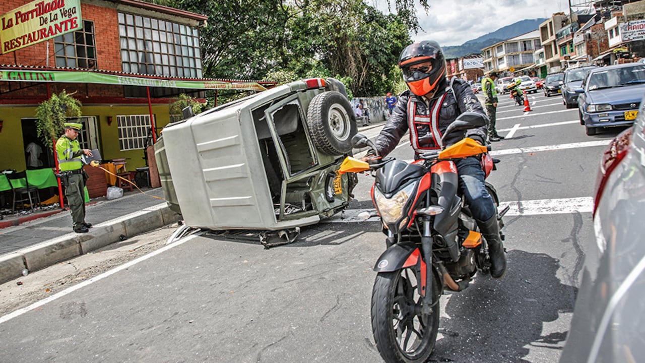    El cambio del parque automotor colombiano, que cada día tiene más motos, ha tenido un impacto en la seguridad vial, pues los accidentes con motos son más frecuentes y severos.