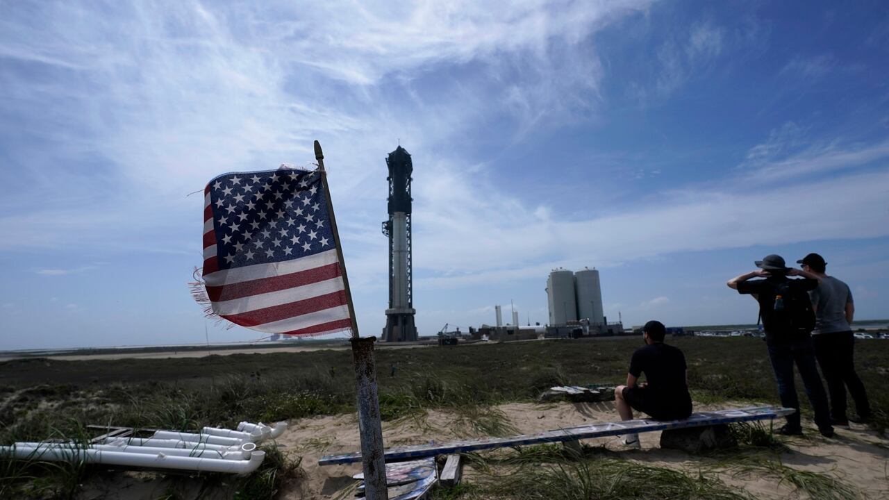 Los espectadores observan cómo Starship de SpaceX, el cohete más grande y poderoso del mundo, estaba listo para su lanzamiento en Boca Chica, Texas, el domingo 16 de abril de 2023