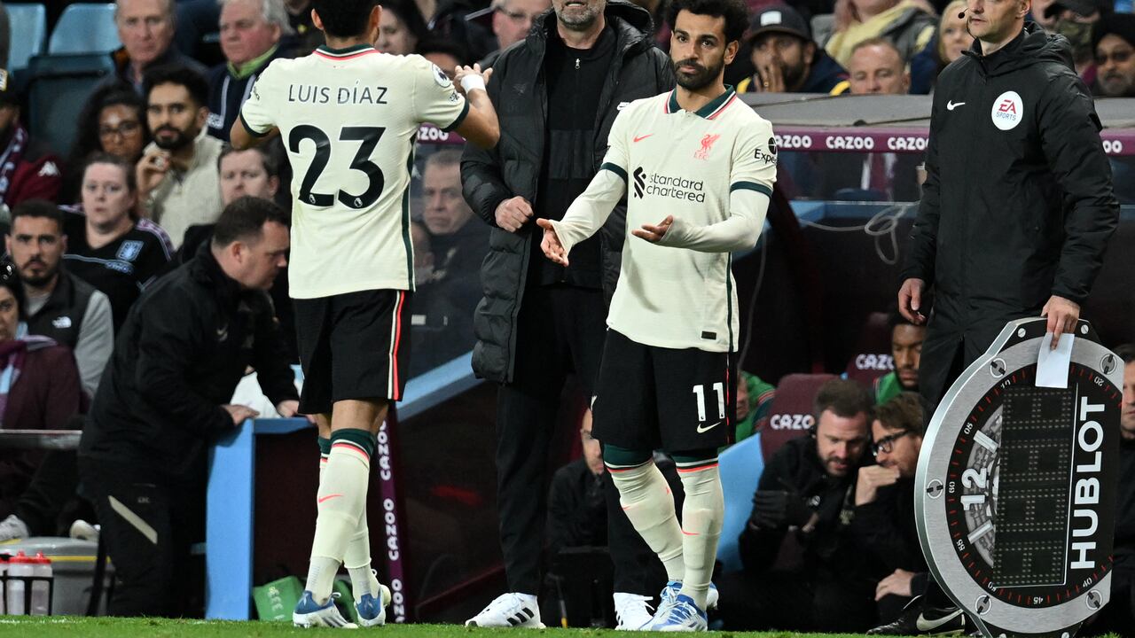 Mohamed Salah y Luis Díaz celebraron juntos el gol de la victoria ante el Aston Villa