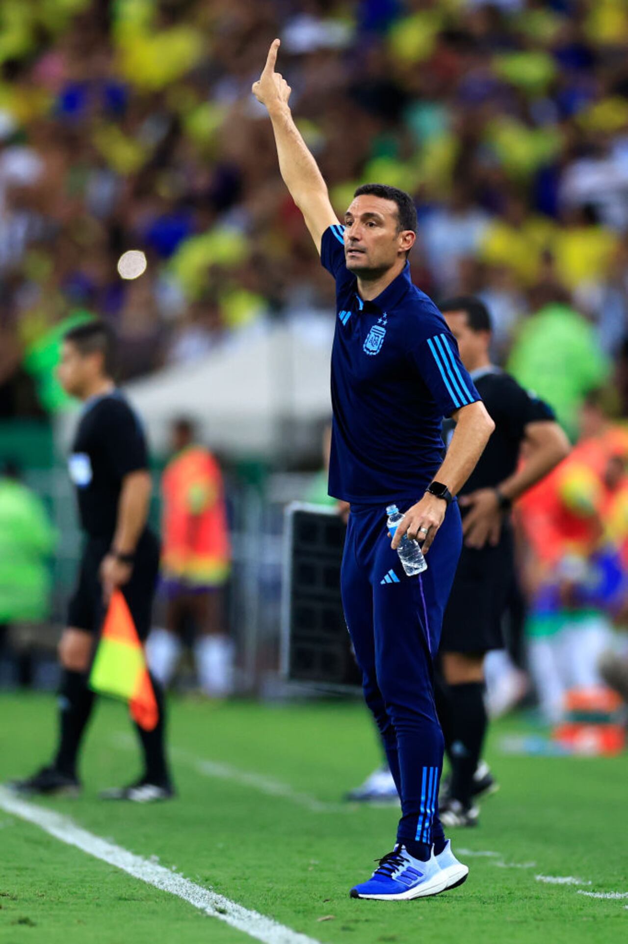 RIO DE JANEIRO, BRAZIL - NOVEMBER 21: Lionel Scaloni, Head Coach of Argentina, gestures during a FIFA World Cup 2026 Qualifier match between Brazil and Argentina at Maracana Stadium on November 21, 2023 in Rio de Janeiro, Brazil. (Photo by Buda Mendes/Getty Images)