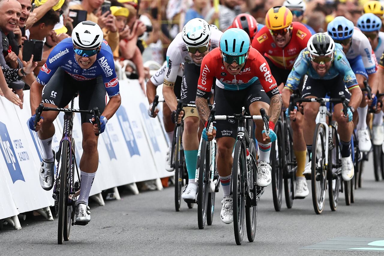 Alpecin-Deceuninck's Belgian rider Jasper Philipsen (L) sprints to the finish line ahead of Lotto Dstny's Australian rider Caleb Ewan (R) to win the 4th stage of the 110th edition of the Tour de France cycling race, 182 km between Dax and Nogaro, in southwestern France, on July 4, 2023. (Photo by Anne-Christine POUJOULAT / AFP)