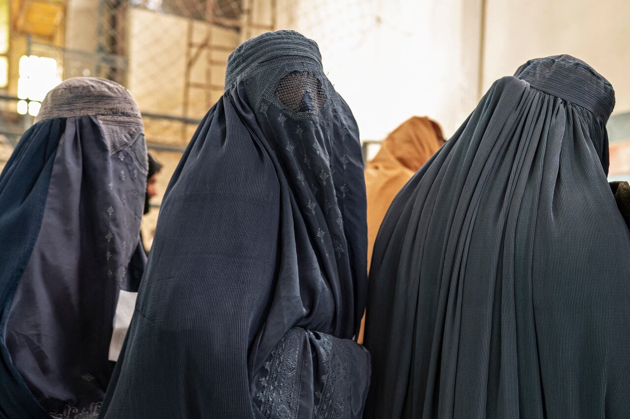 En 2022 el gobierno decretó que las mujeres en Afganistán debían cubrir todo su cuerpo y su rostro. Foto: AFP.
