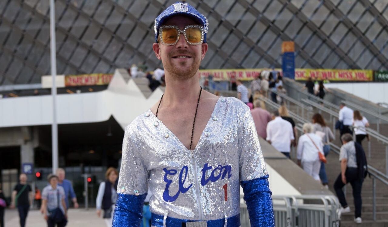 Los fanáticos de Elton John lucieron como el cantante en su último concierto en Estocolmo, Suecia