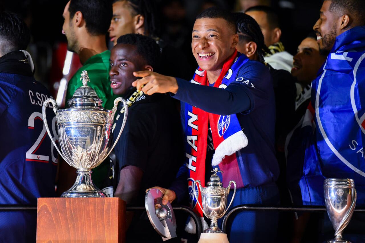 Kylian Mbappe del Paris Saint-Germain reacciona durante la ceremonia del trofeo de Campeones de Francia después del partido Ligue 1 Uber Eats entre el Paris Saint-Germain y el Toulouse FC en el Parque de los Principes.