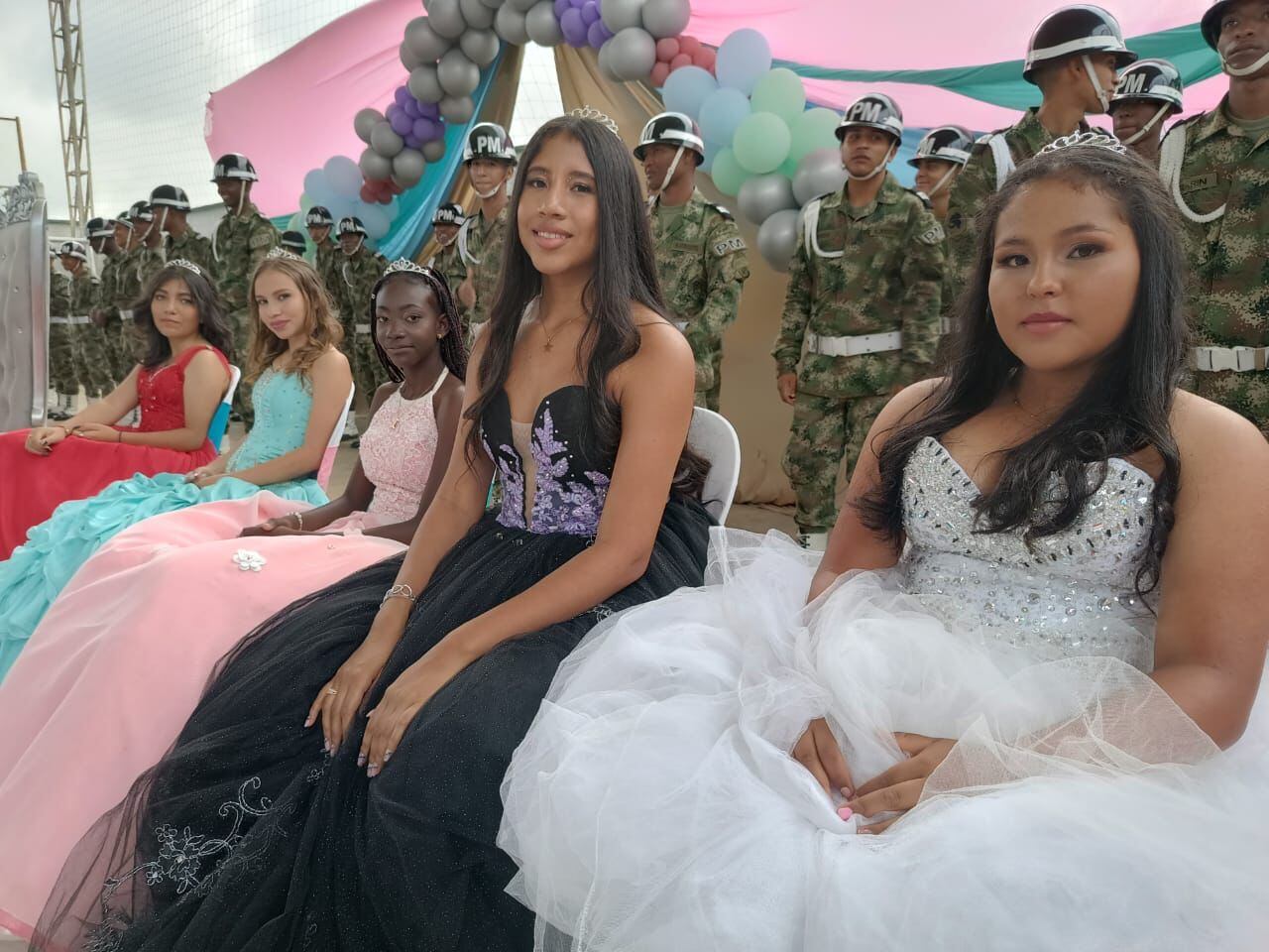 El Ejército Nacional le cumplió el sueño de celebrar los quince años a 32 niñas en el Valle del Cauca.