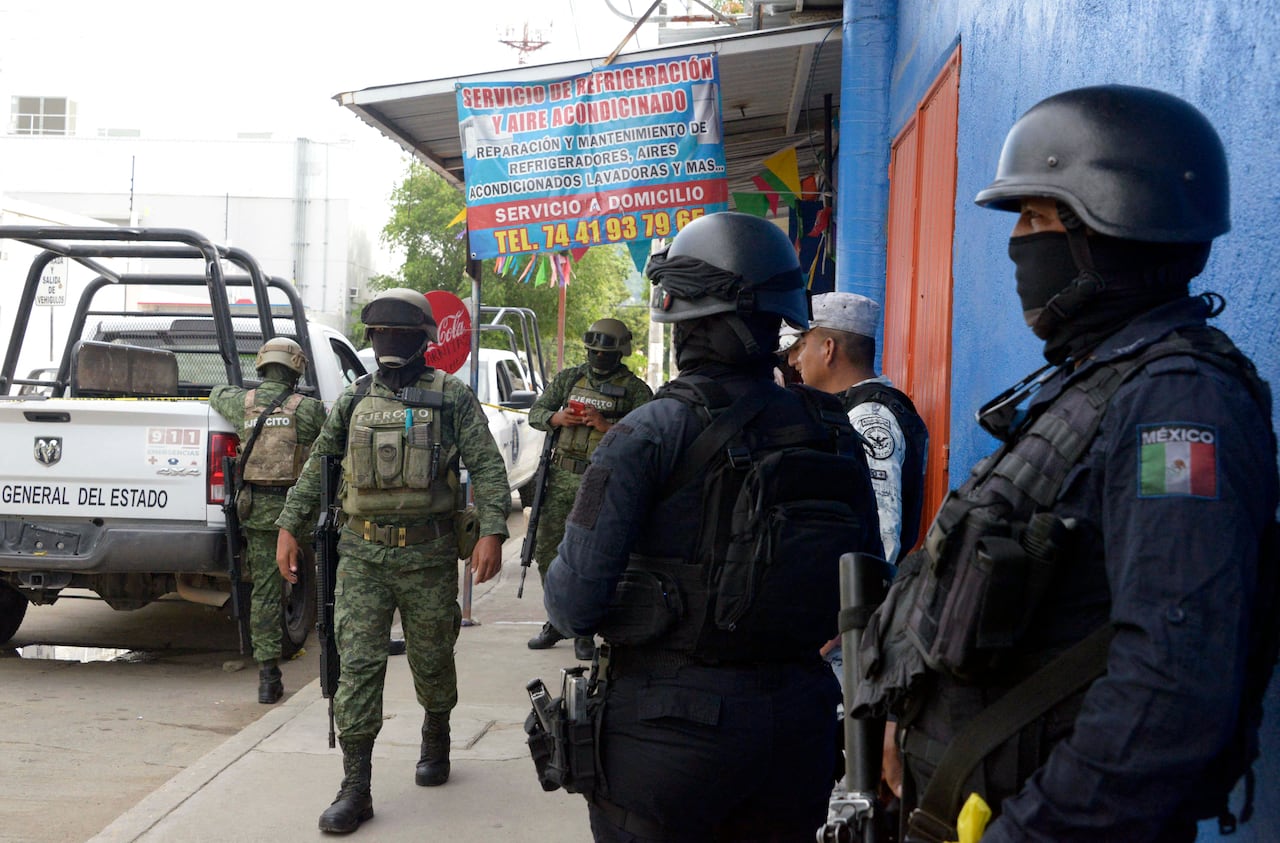 Soldados del Ejército Mexicano y miembros de la Policía Estatal revisan el área donde fue asesinado el periodista mexicano Nelson Mateus en el balneario de Acapulco, estado de Guerrero, México, el 15 de julio de 2023.