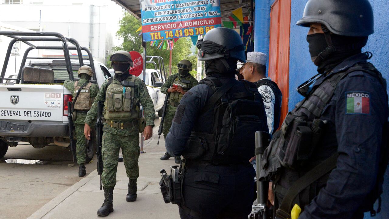 Soldados del Ejército Mexicano y miembros de la Policía Estatal revisan el área donde fue asesinado el periodista mexicano Nelson Mateus en el balneario de Acapulco, estado de Guerrero, México, el 15 de julio de 2023.