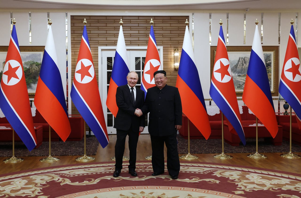 Putin disfrutó de una bienvenida en la alfombra roja, una ceremonia militar y un abrazo de Kim Jong Un de Corea del Norte durante una visita de estado a Pyongyang, donde ambos prometieron forjar vínculos más estrechos.