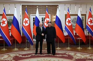En esta fotografía de grupo distribuida por la agencia estatal rusa Sputnik, el presidente ruso Vladimir Putin (izq.) le da la mano al líder de Corea del Norte, Kim Jong Un, durante una reunión en Pyongyang el 19 de junio de 2024. (Foto de Gavriil GRIGOROV / POOL / AFP) / -- Nota del editor: esta imagen es distribuida por la agencia estatal rusa Sputnik --
