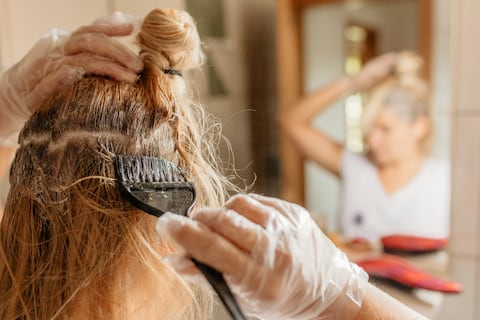 Canas: ¿Cómo cubrirlas de manera natural con tintes caseros?