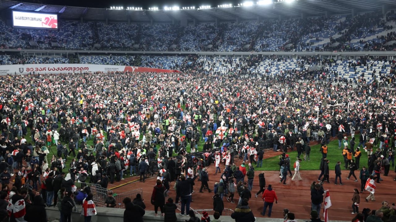 Los aficionados de Georgia invaden el campo después de que su equipo ganara el partido final de fútbol del play-off de clasificación para la UEFA EURO 2024 entre Georgia y Grecia en Tiflis, el 26 de marzo de 2024. (Foto de Giorgi ARJEVANIDZE / AFP)