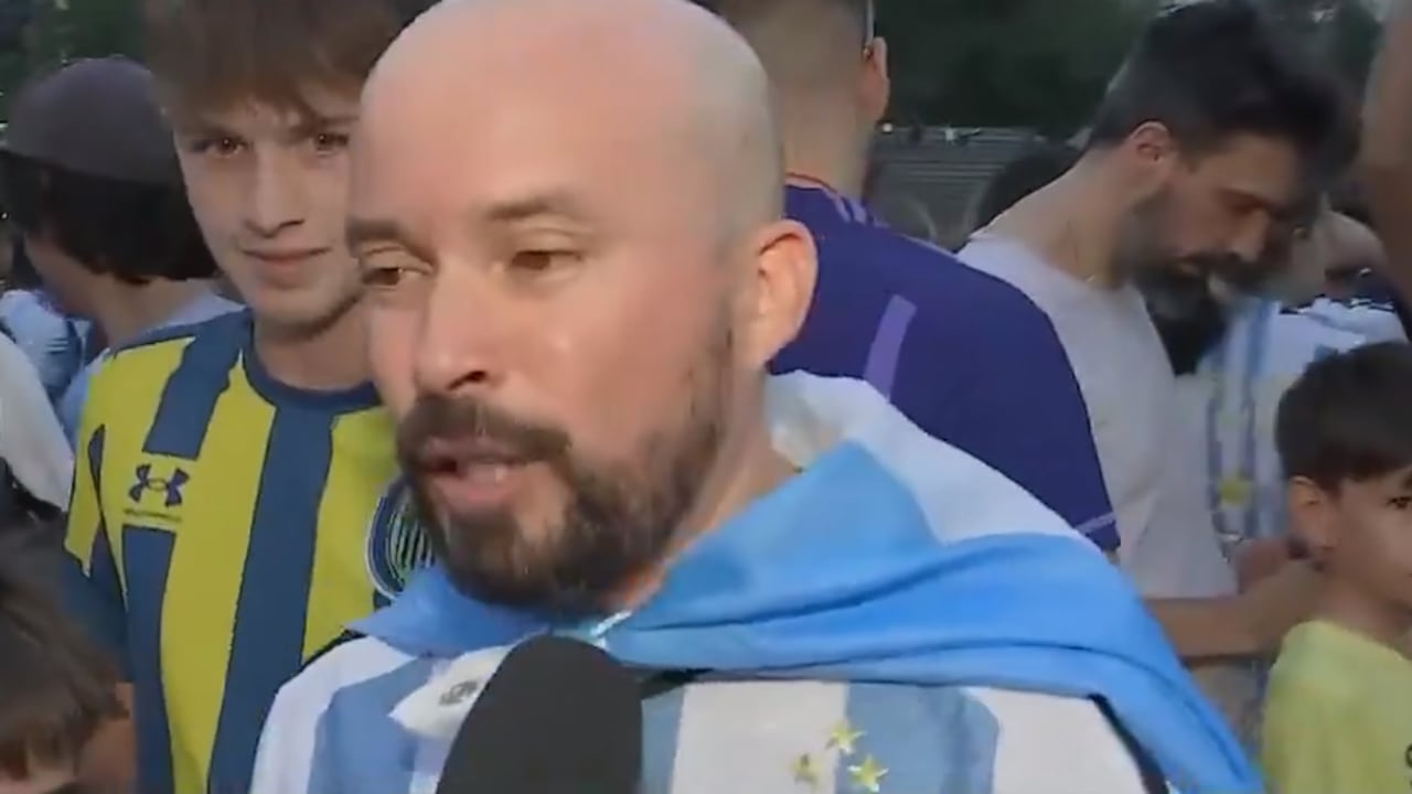 Este hincha de Argentina, nacido en Venezuela, ha sido blanco de críticas y elogios por revelar su amor por Lionel Messi.