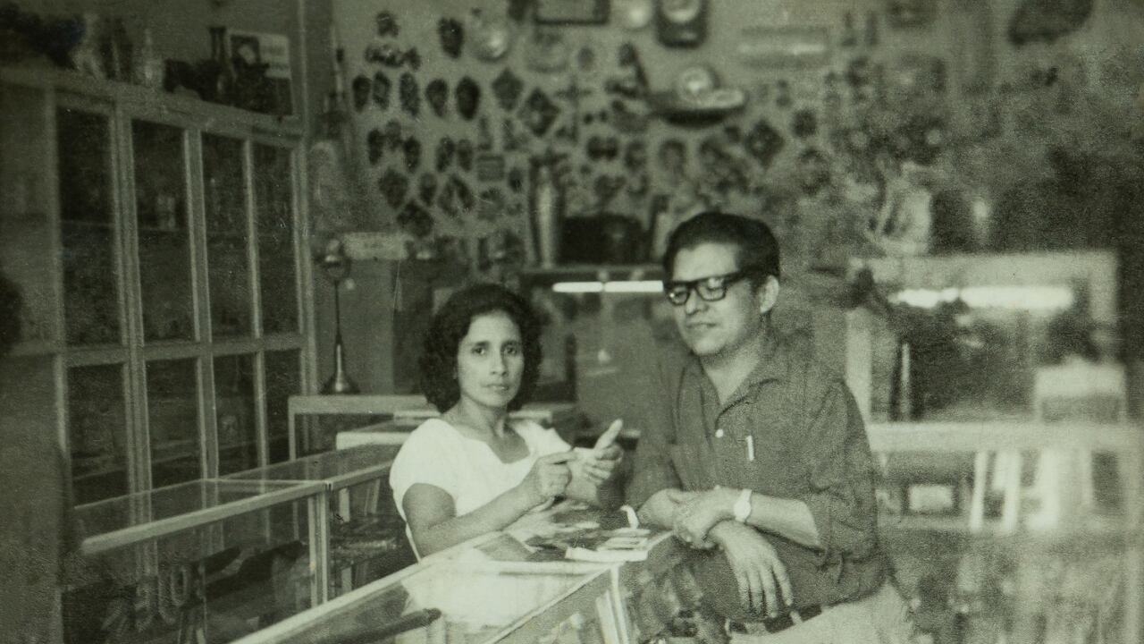 Luis Carlos García, junto con su esposa, fundaron en 1945 la primera tienda de Joyería. Hoy, 80 años después, aún perduran la confianza, constancia y tradición, ya han pasado tres generaciones.
