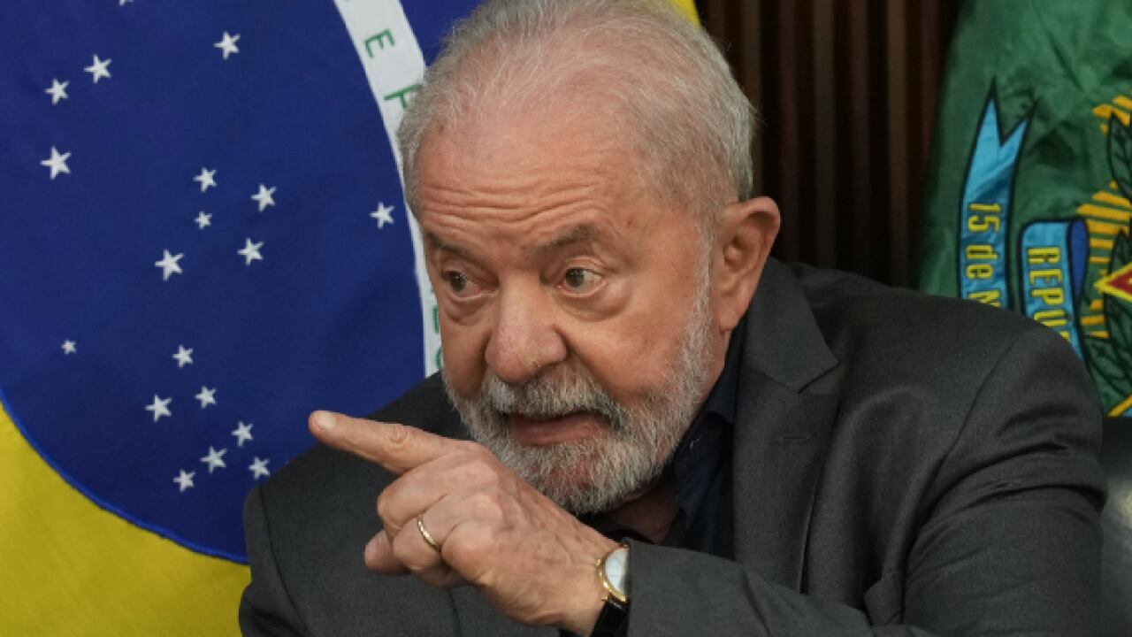 El presidente de Brasil ha destituido a cerca de 80 militares tras los disturbios del 8 de enero en Brasilia. Denuncia aparente complacencia con los manifestantes de derecha.