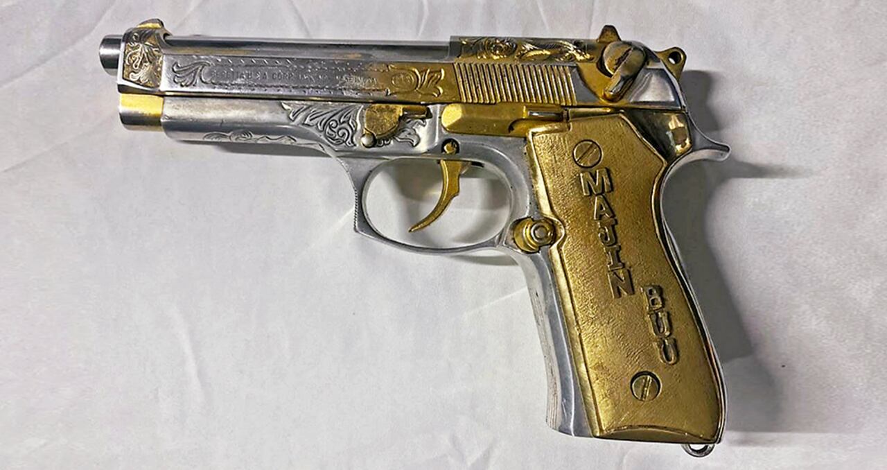  Esta pistola con piezas en oro acompañaba a Mayimbú las 24 horas del día. Uno de sus socios del cartel de Sinaloa se la regaló.
