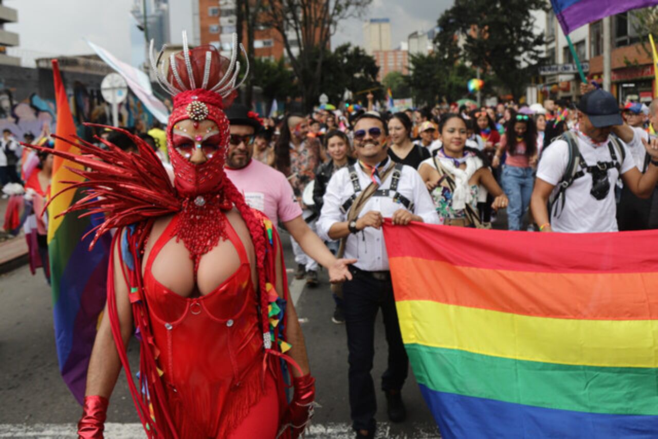 Miles de personas marcharon en Bogotá en apoyo a la comunidad LGBTIQ+ y para conmemorar el día del orgullo.
