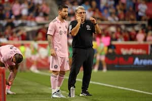 Gerardo Martino hablando con Lionel Messi.