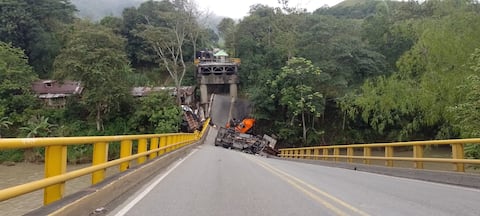 Un día después del colapso, así se ve el puente sobre el río La Vieja: los daños son impresionantes.