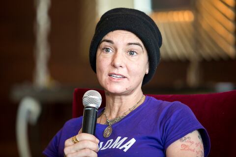 La cantautora irlandesa Sinead O'Connor asiste a un evento de prensa durante el Festival de Primavera de Budapest en un hotel en Budapest, Hungría, el 22 de abril de 2015. Un forense dice que la cantautora irlandesa Sinéad O'Connor murió por “causas naturales” en julio.