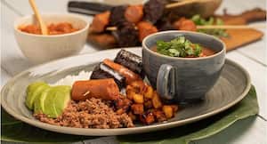 La bandeja paisa es uno de los platos más emblemáticos de la gastronomía tradicional colombiana.