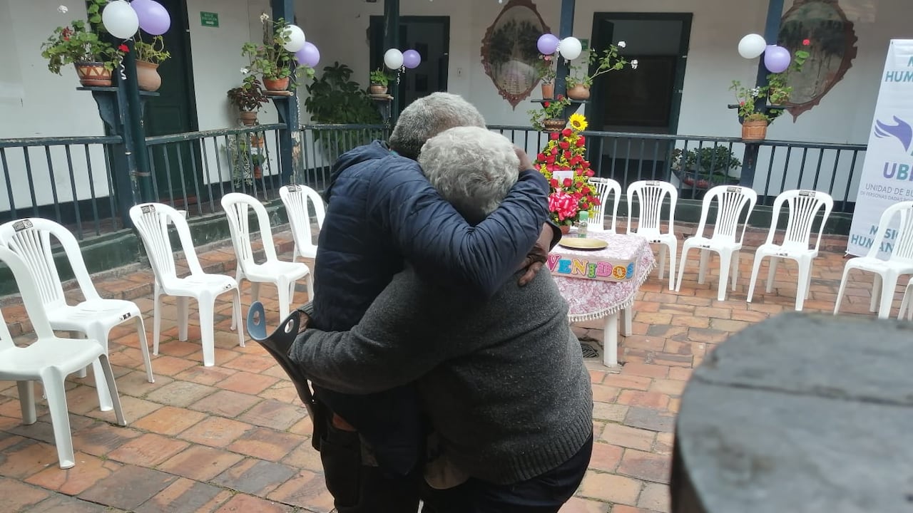 Madre e hijo se reencontraron 30 años después. El conflicto armado los obligó a separarse.