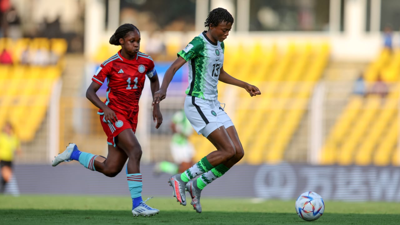 GOA, INDIA - OCTOBER 26: Comfort Folorunsho of Nigeria (L) and Linda Caicedo of Colombia compete for the ball during the FIFA U-17 Women's World Cup 2022 Semi Final match between Nigeria and Colombia at Pandit Jawaharlal Nehru Stadium on October 26, 2022 in Goa, India. (Photo by Getty Images/Joern Pollex - FIFA/FIFA)